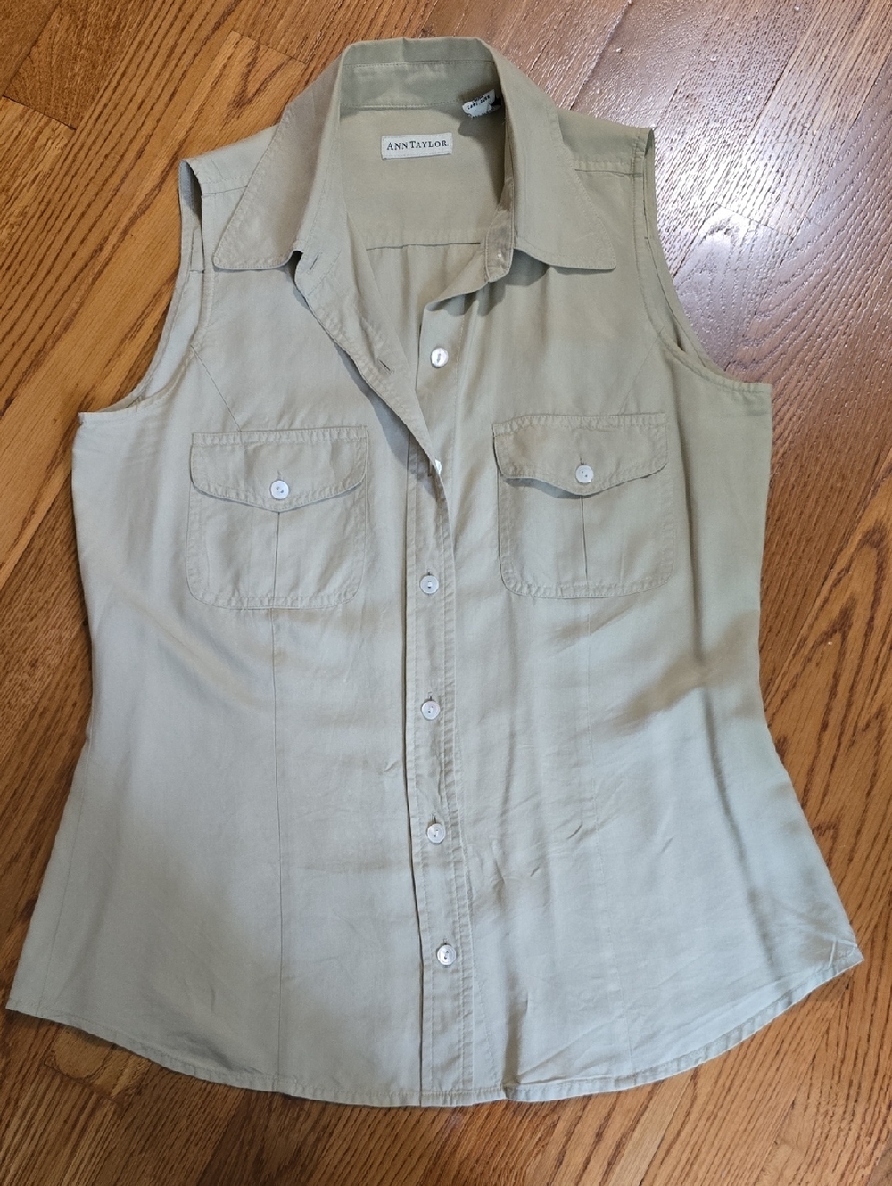 Ann Taylor Sleeveless 100%Silk Button-Down Shirt in Light Yellow-Taupe | Size 4